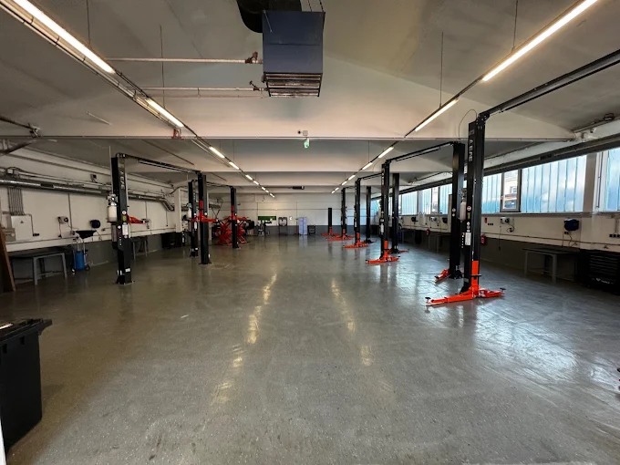 Werkstatthalle mit Hebebühnen in der KFZ-Hobbywerkstatt Wien