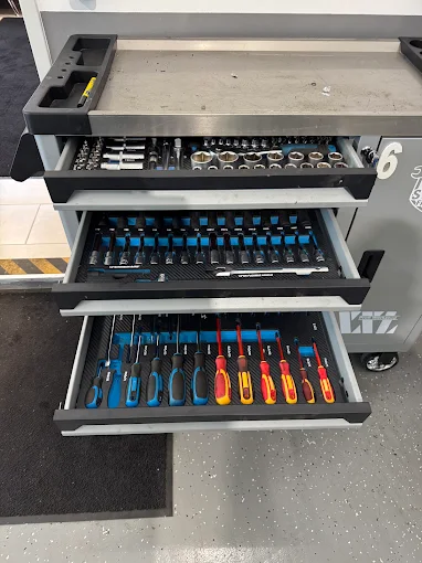 Werkzeugwagen mit Steckschlüsseln und Schraubendrehern in der Hobbywerkstatt Wien
