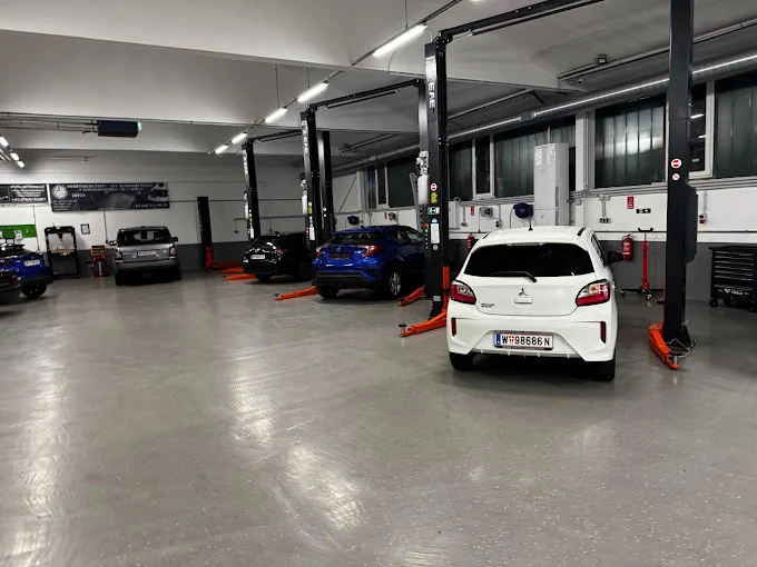 Autos auf Hebebühnen in der Hobbywerkstatt Wien