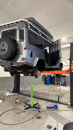 Geländewagen auf der 5-Tonnen-Hebebühne in der Hobbywerkstatt Wien